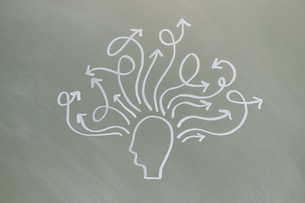 conceptuele krijttekening illustreert mentale gezondheid en uitdagingen met pijlen die gedachten voorstellen. thoughts.